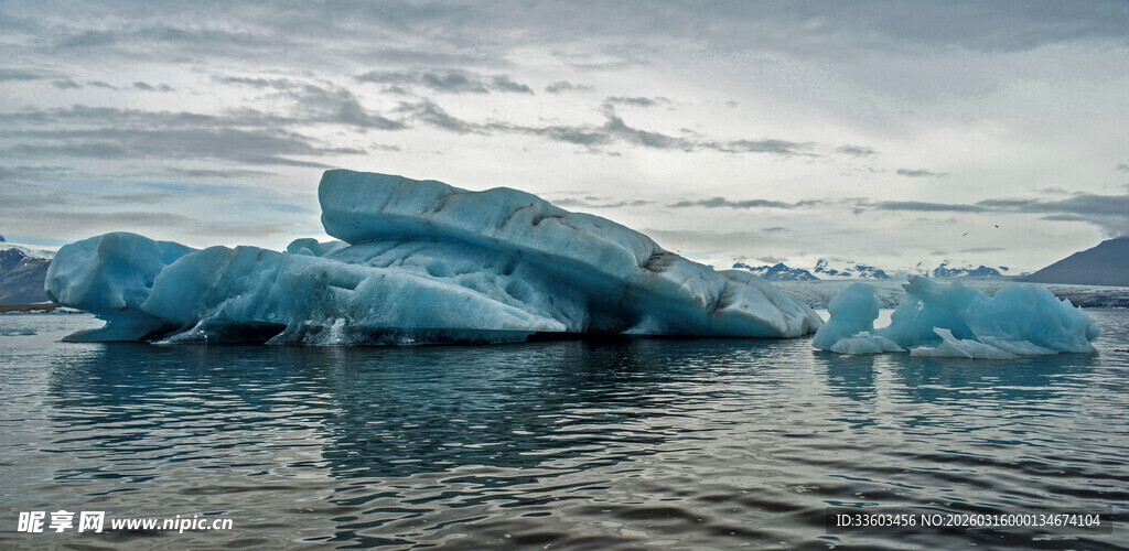 海上漂浮的巨大蓝冰山