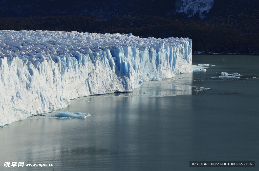 壮观冰川倒映于平静水面