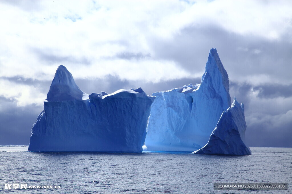 海上巍峨冰山