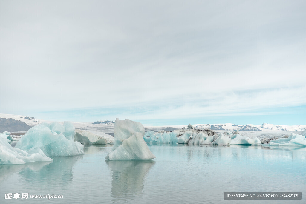 冰川漂浮在宁静湖面上