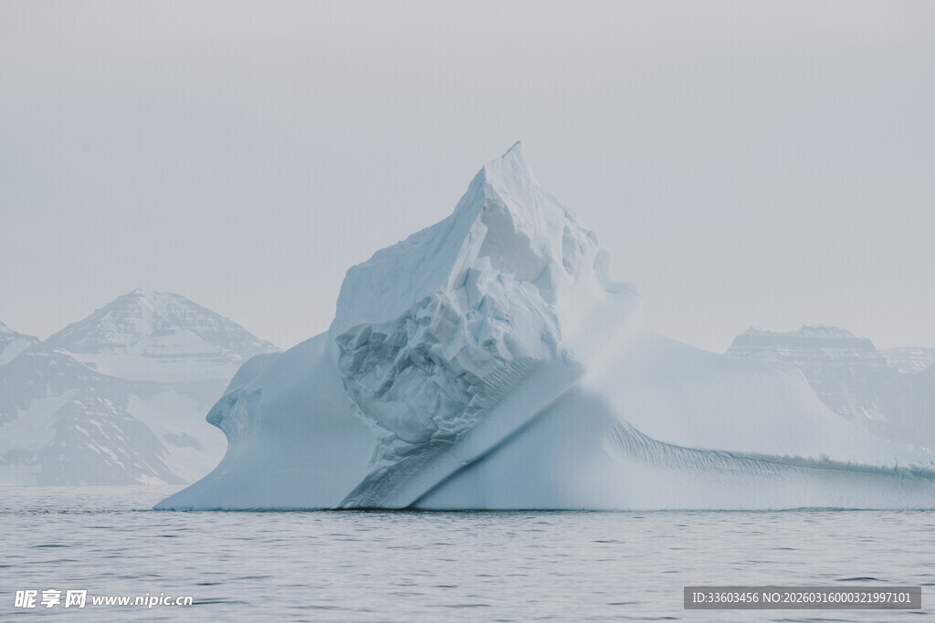 巍峨冰山屹立于冰雪世界