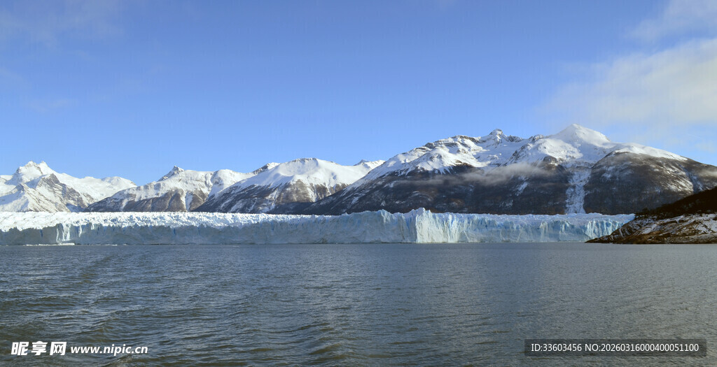 雪山下的宁静湖水