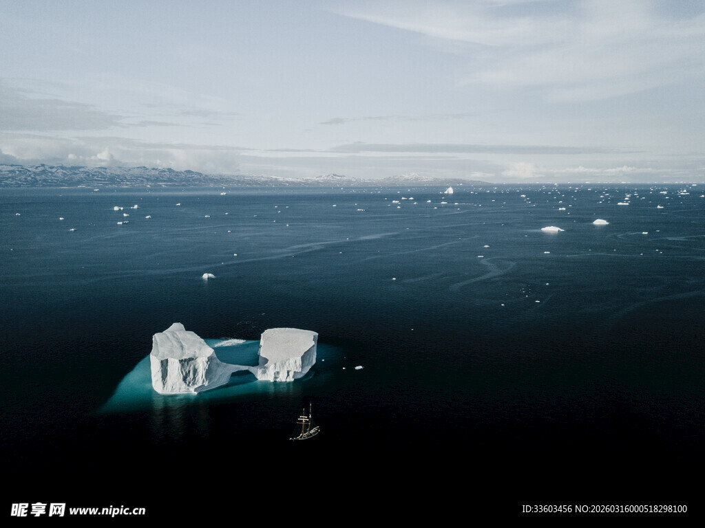 海上漂浮的孤独冰山