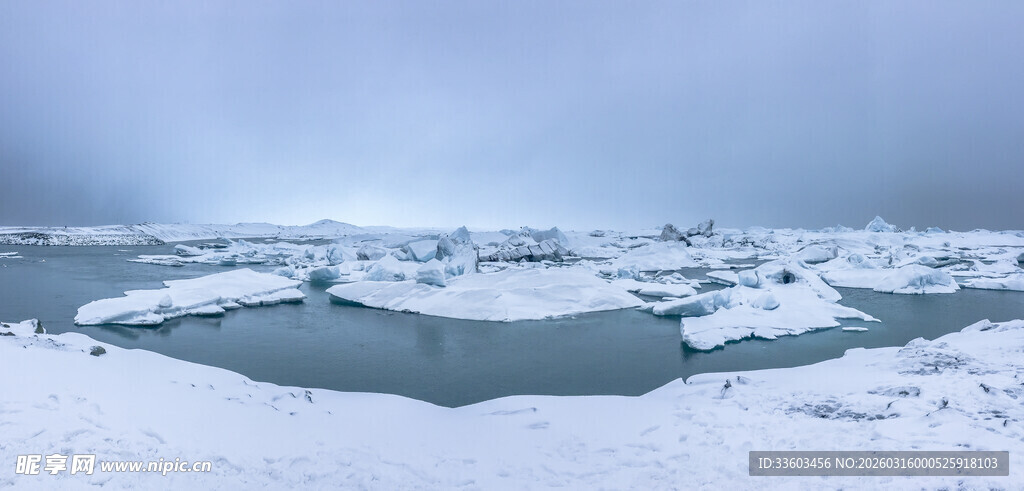 冰雪覆盖的极地水域景观