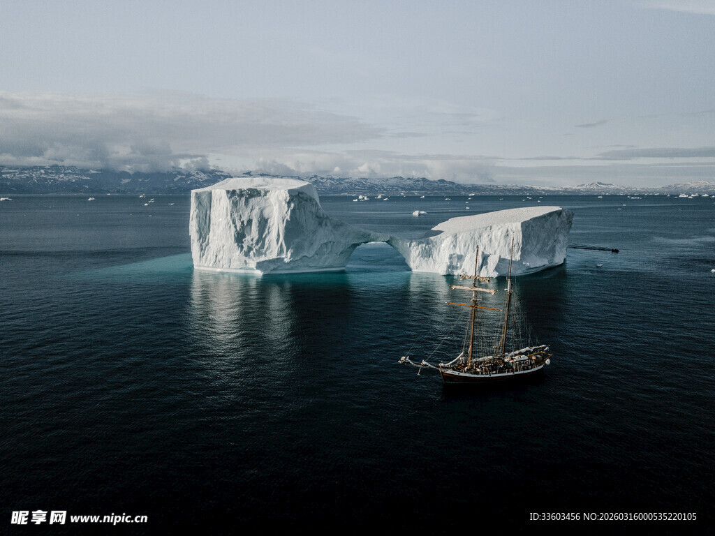 海上冰山与船只景象