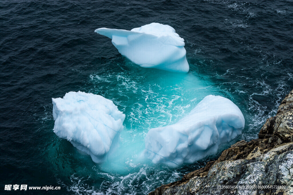 海上漂浮的巨大冰山