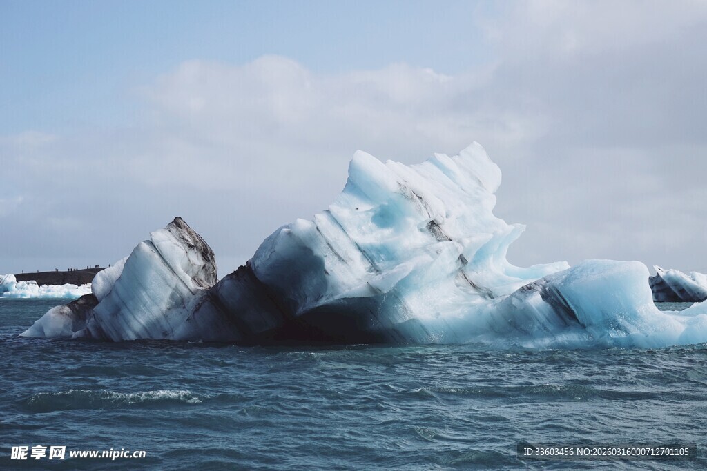 海上巨大蓝白色冰山景观