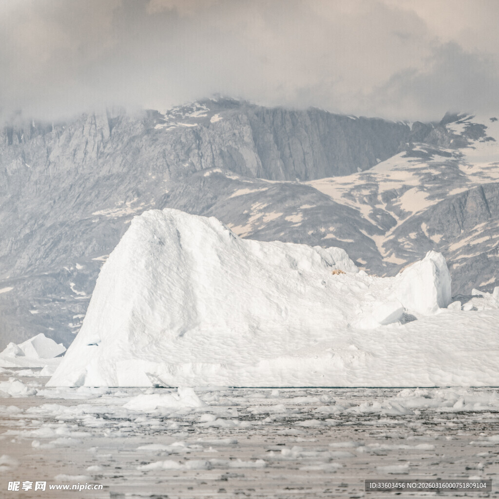 海上巨大冰山与远处山峦