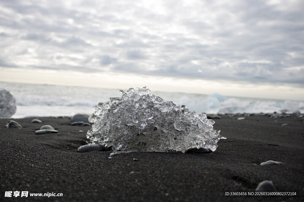 海滩上的透明冰块奇观