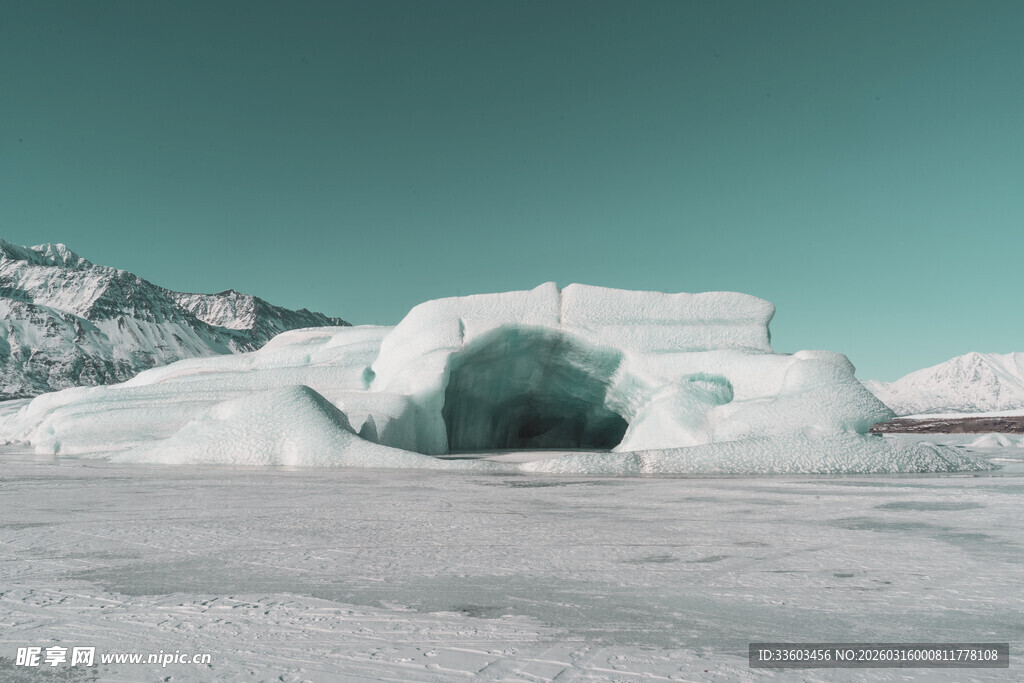 冰雪世界中的拱形冰洞