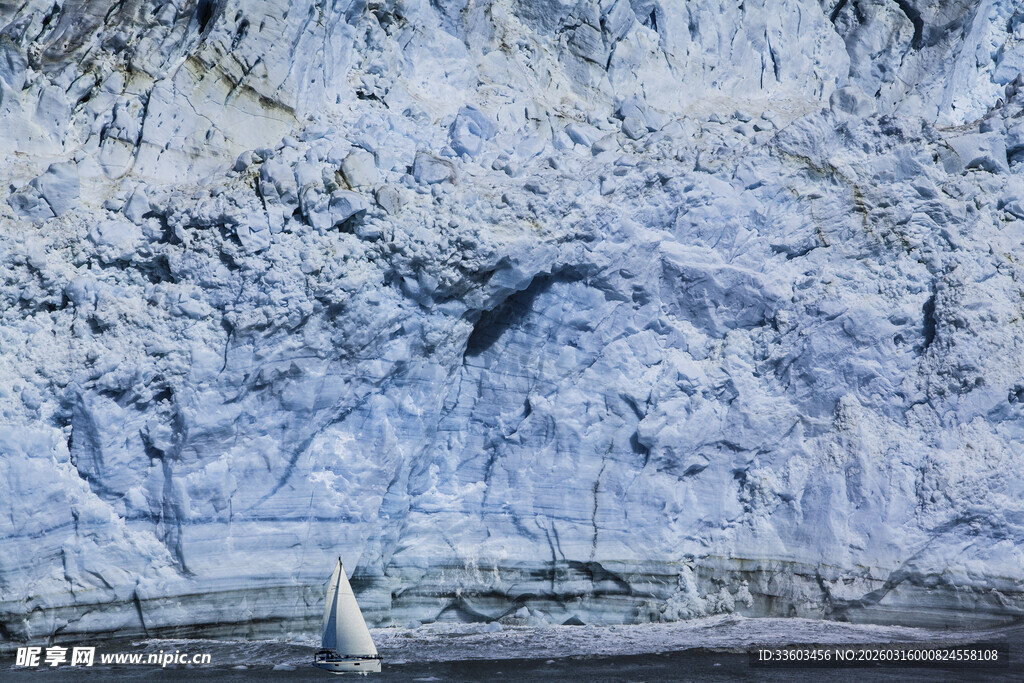 冰川下的孤独景象