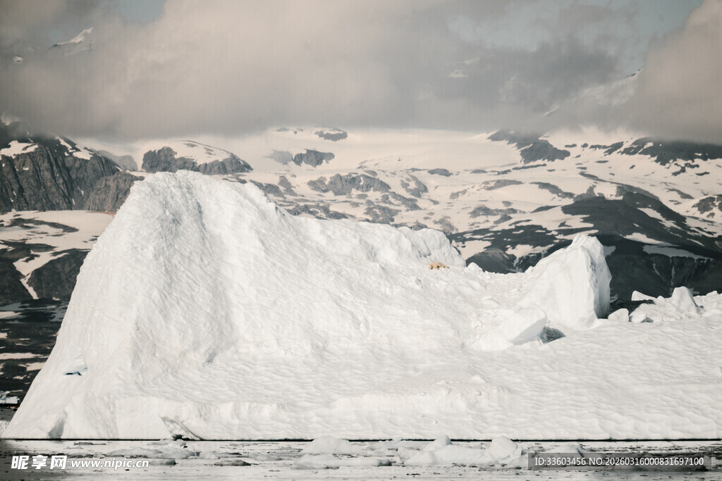 海上巍峨冰山