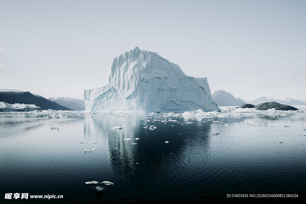 海上孤耸的巨大冰山