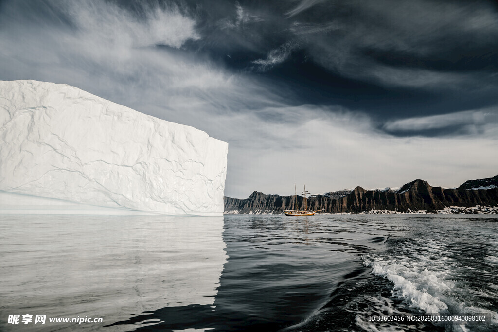 海上巨大冰山与阴沉天空