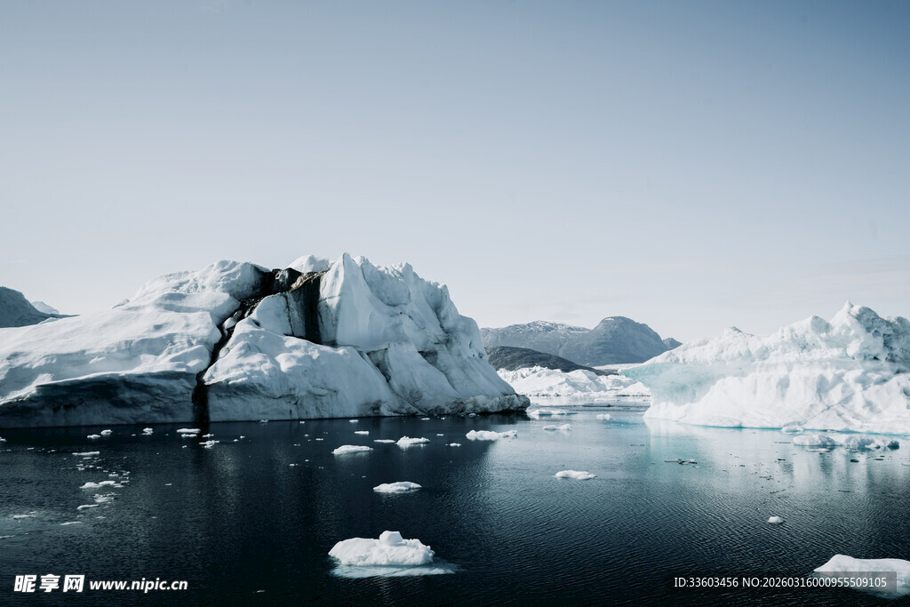 海上漂浮的壮观冰山