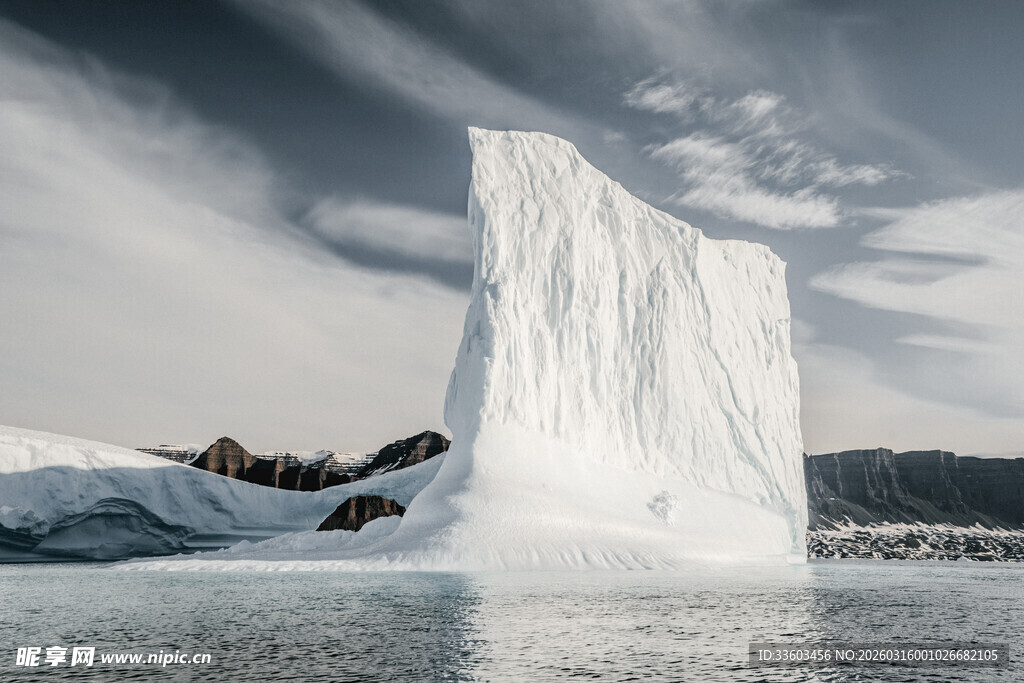 巍峨矗立的海上巨大冰山