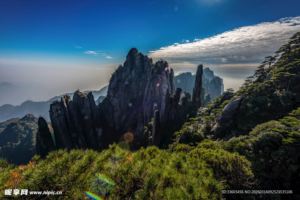 壮丽奇峰与翠绿山林景观