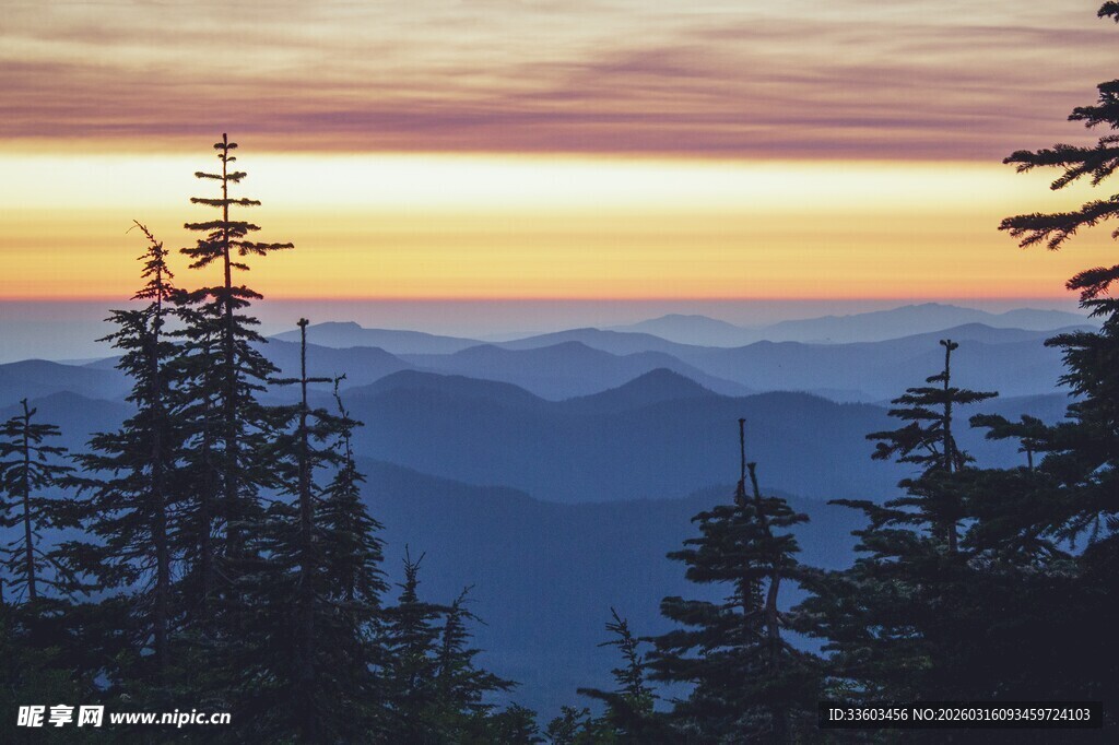 山林间的绝美日落景色