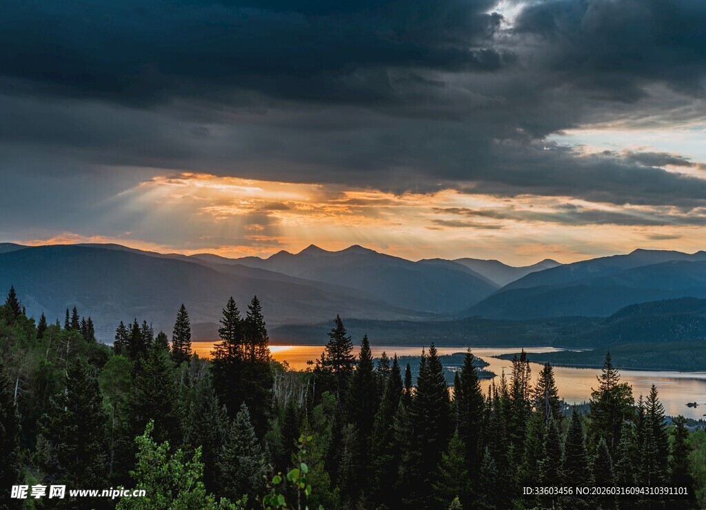 湖畔山林间的壮美日落
