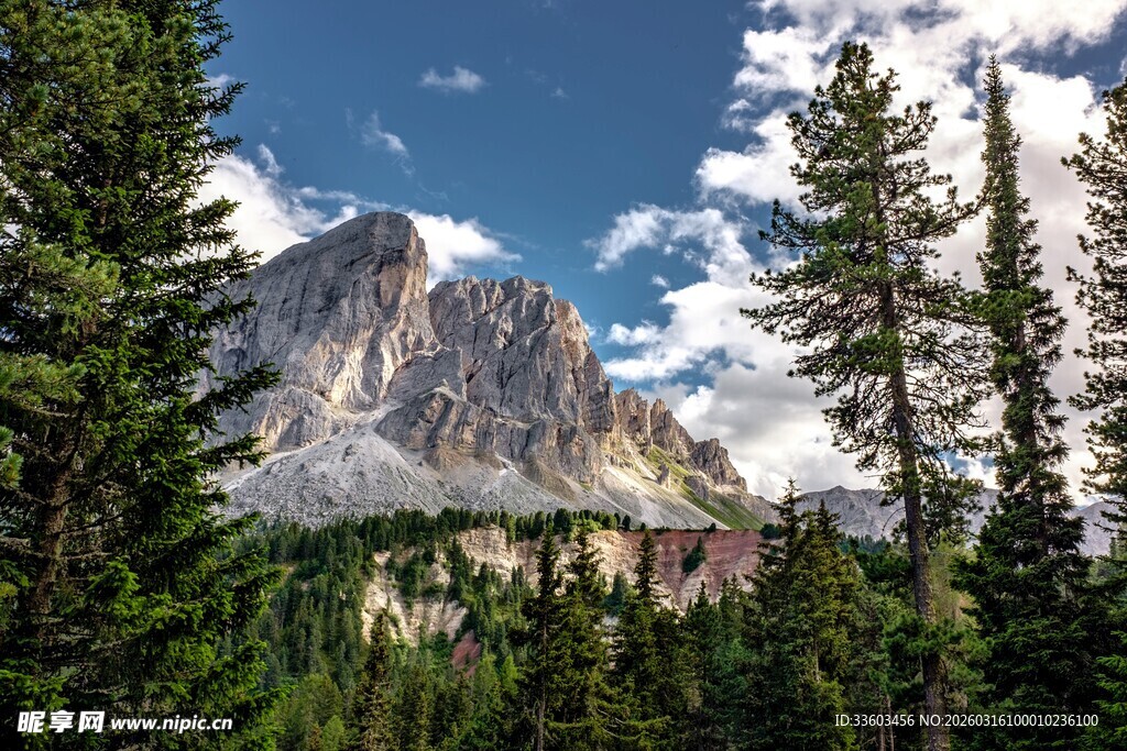山林间的巍峨壮丽山峰