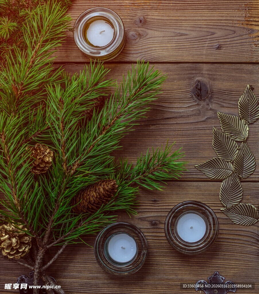 松枝蜡烛营造温馨氛围