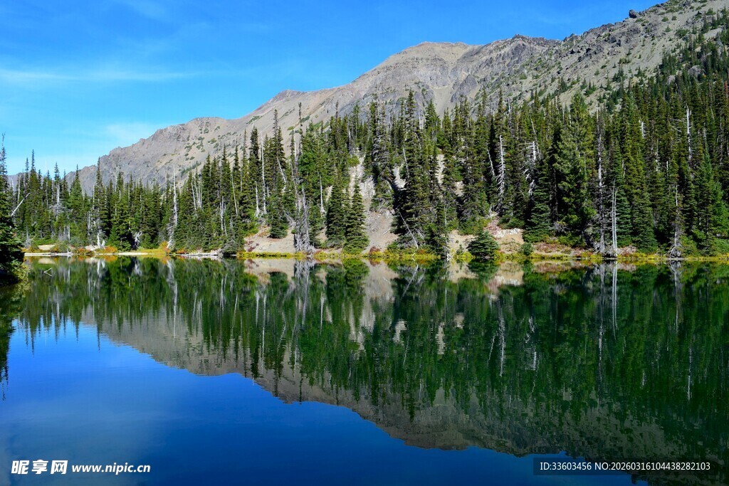 宁静湖畔山林倒影美景