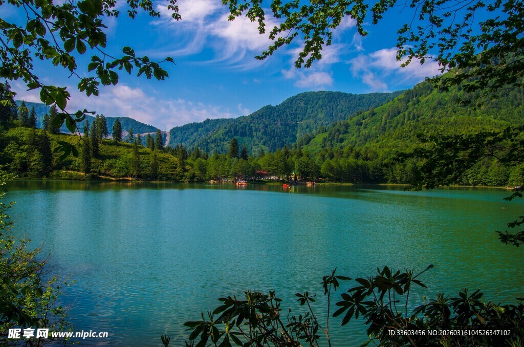 青山环抱的静谧湖水