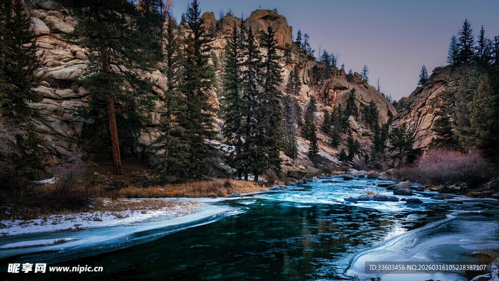 山间湍急河流与茂密树林