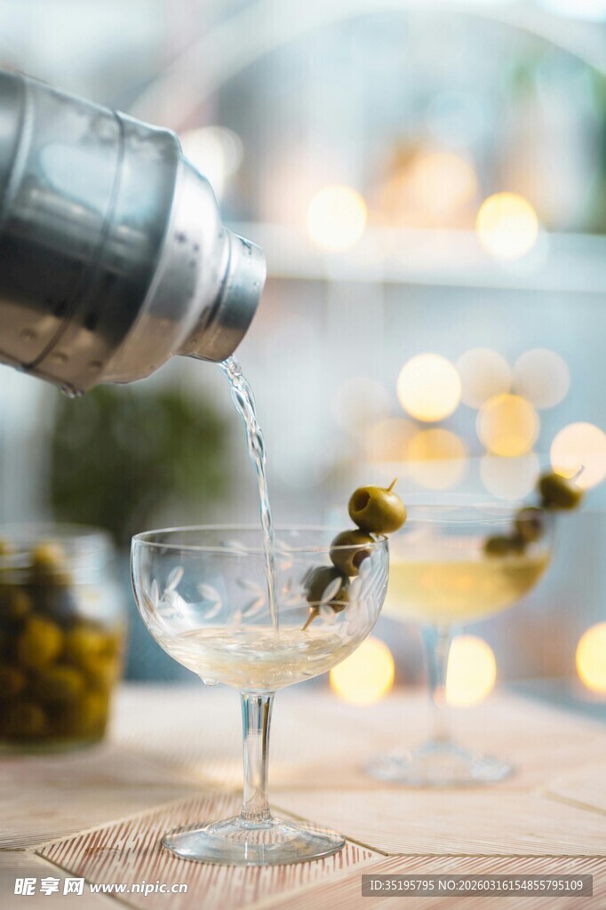 调酒瞬间美酒注入精致酒杯