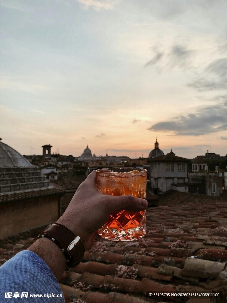 夕阳下举杯赏景的惬意时刻