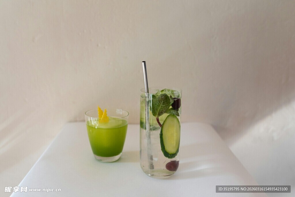 两杯清新鸡尾酒