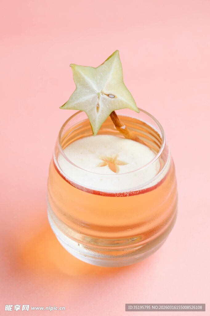 星形装饰的精致杯中饮品