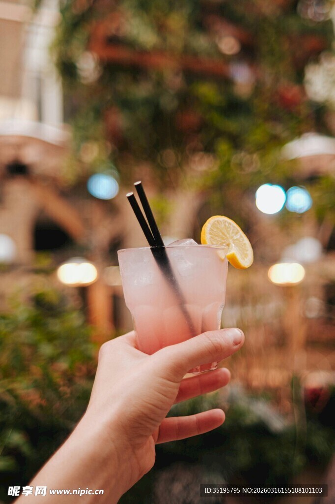 手持粉色鸡尾酒特写