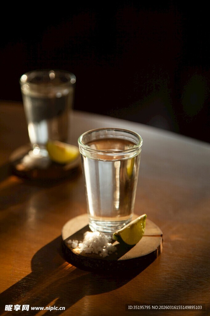 两杯清茶置于古朴桌面