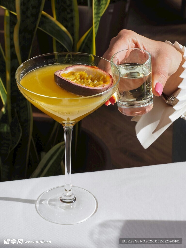 手持饮品与鸡尾酒特写