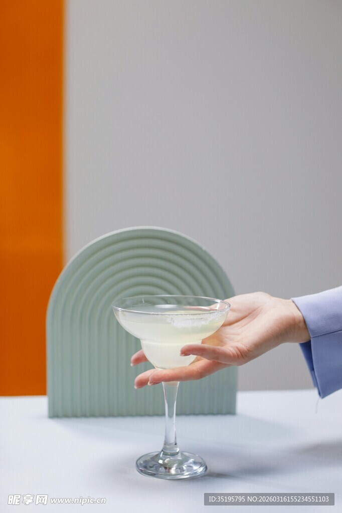 手持马天尼酒杯特写