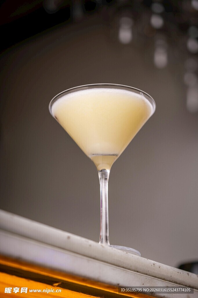 精致高脚杯中的淡黄色饮品
