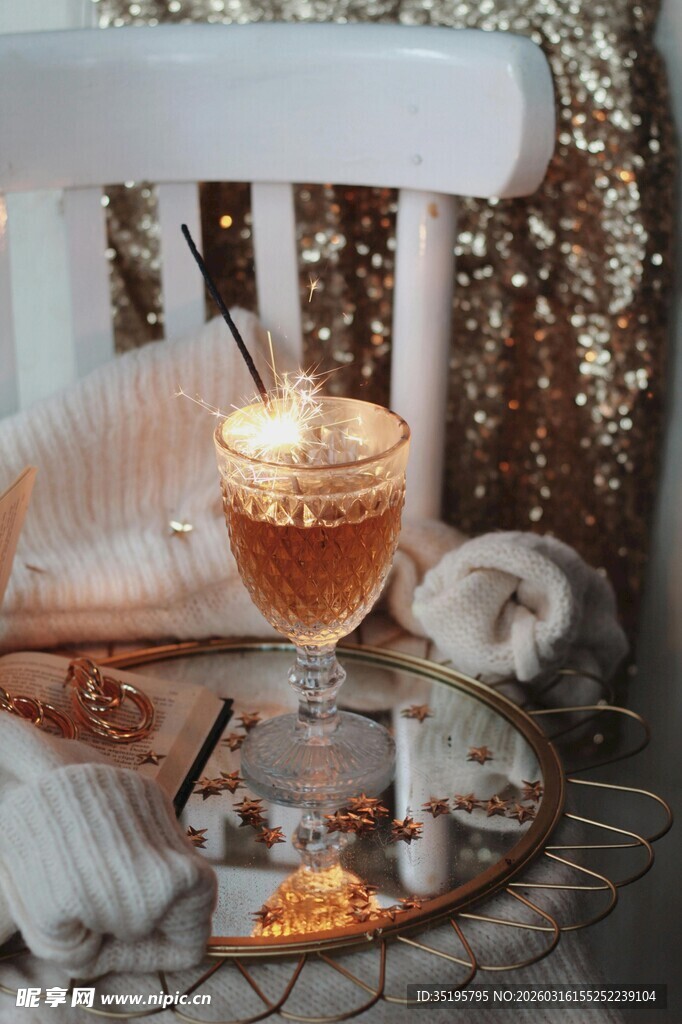 温馨氛围中的精致鸡尾酒