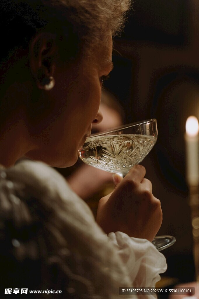 女子优雅品尝杯中饮品