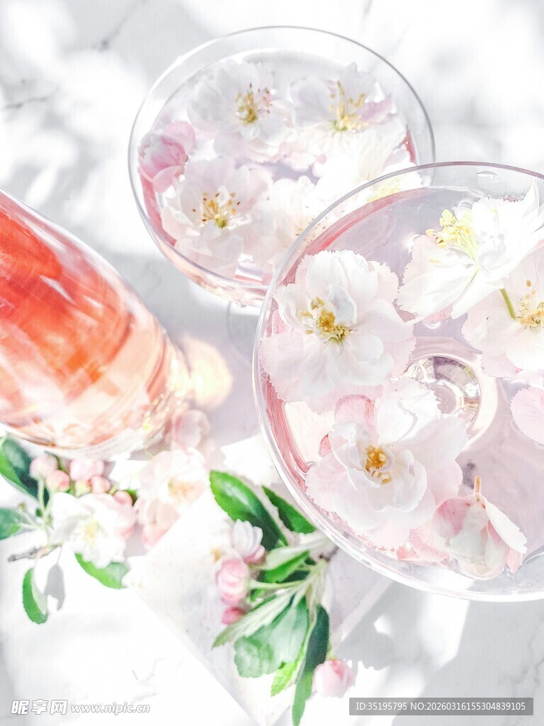 樱花装饰的清新鸡尾酒