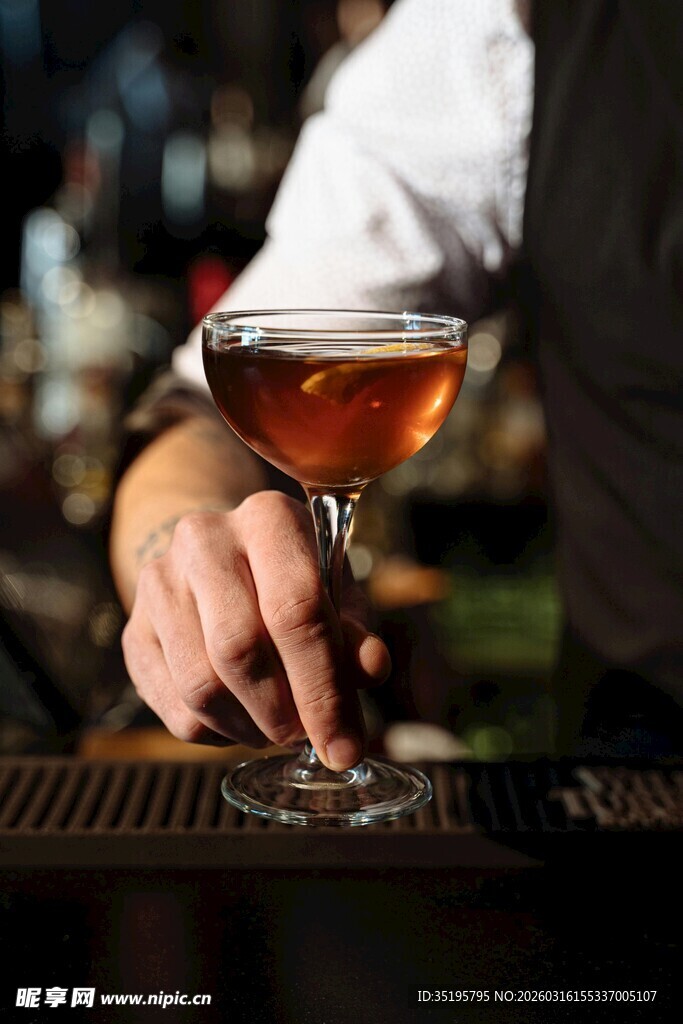 调酒师手持精美鸡尾酒杯