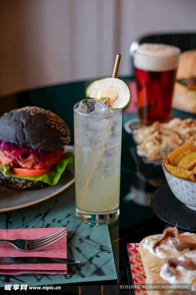 美味餐食与清爽饮品组合