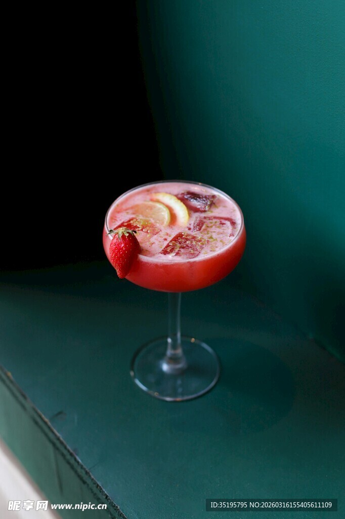 红色果味鸡尾酒特写