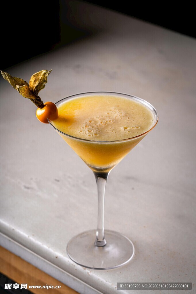 精致黄色鸡尾酒装饰精美
