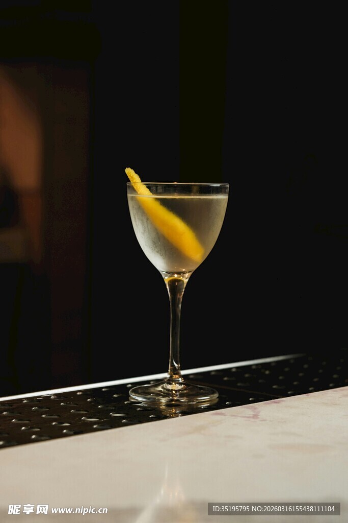 精致柠檬装饰马天尼酒杯