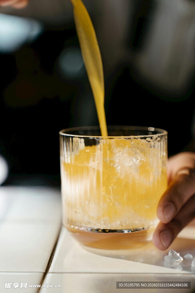 倒入饮品的精彩瞬间
