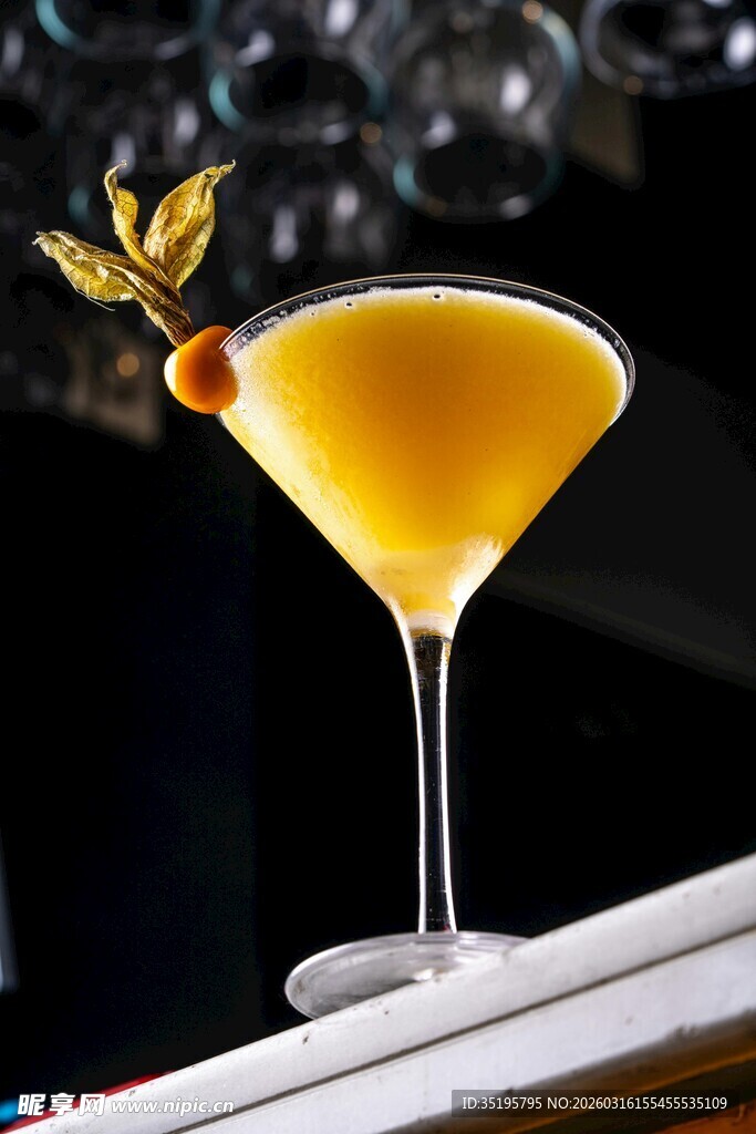 精致黄调鸡尾酒