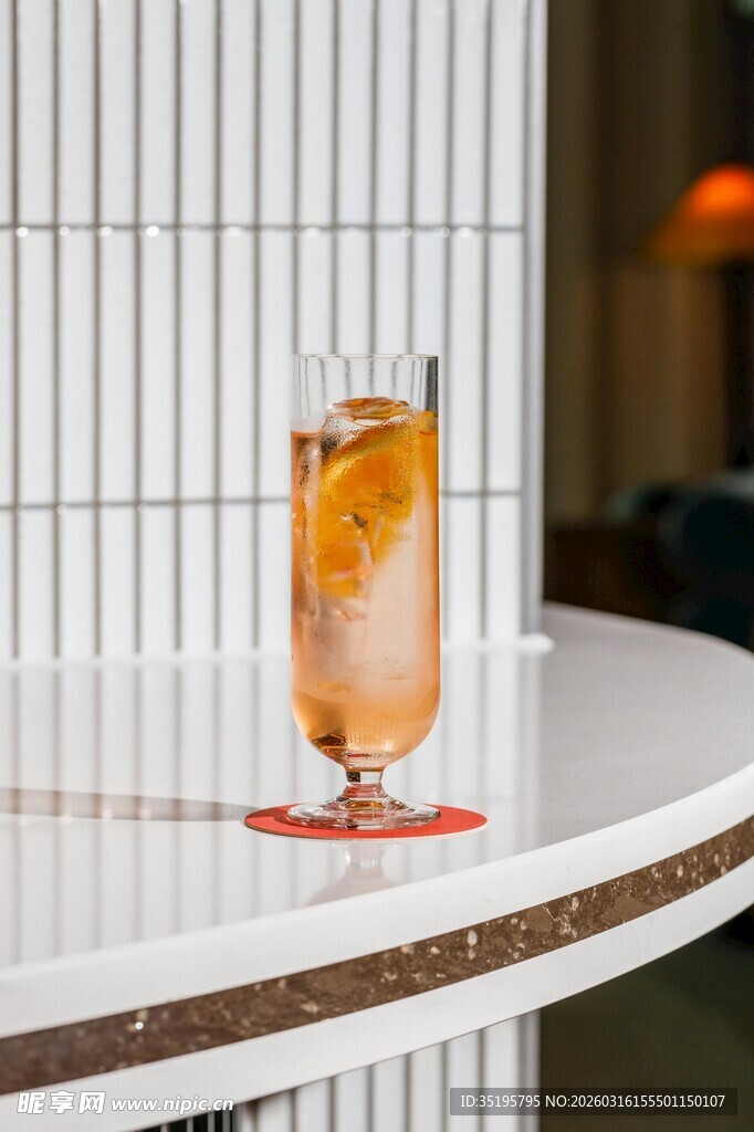 吧台边的精美橙色调鸡尾酒