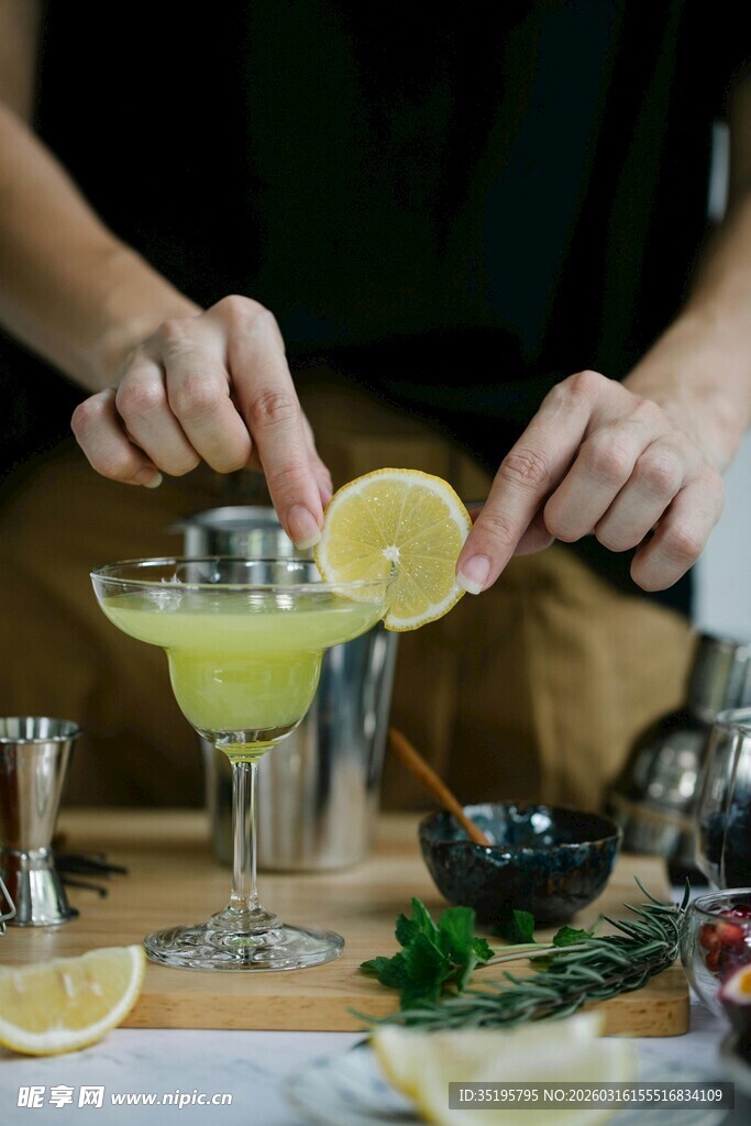 手工调制清新柠檬鸡尾酒
