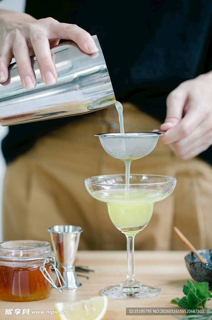 调制美味鸡尾酒的精彩瞬间